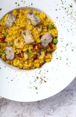 Ev yapımı Paella Rice, ton balığı ve karidesli. Tipik İspanyol yemekleri. Düz yatıyordu. en üstteki görünüm