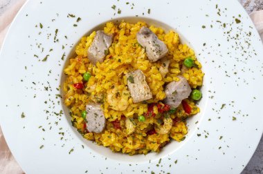 Ev yapımı Paella Rice, ton balığı ve karidesli. Tipik İspanyol yemekleri. Düz yatıyordu. en üstteki görünüm