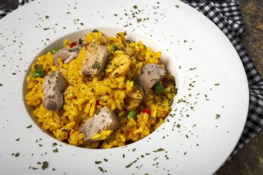 Ev yapımı Paella Rice, ton balığı ve karidesli. Tipik İspanyol yemekleri. Düz yatıyordu. en üstteki görünüm