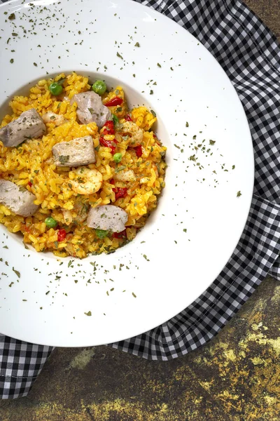 Homemade Paella Rice Тунцем Креветками Зверху Типова Іспанська Їжа Плоть — стокове фото