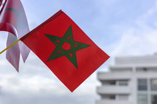 Ruce Vlajkami Maroka Rozostřené Pozadí Fandit Jejich Fotbalovému Týmu Světovém — Stock fotografie