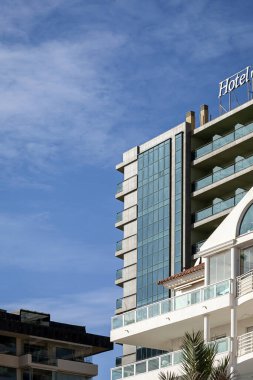 modern bina dış cephe kulesi yapı iskeleti aşağıdan boş mavi gökyüzü arkaplanı öngörüyor