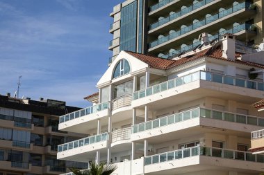 modern bina dış cephe kulesi yapı iskeleti aşağıdan boş mavi gökyüzü arkaplanı öngörüyor