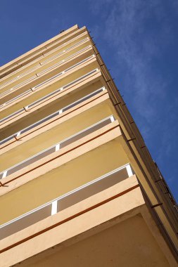 modern bina dış cephe kulesi yapı iskeleti aşağıdan boş mavi gökyüzü arkaplanı öngörüyor