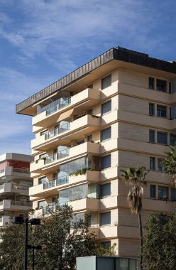 modern bina dış cephe kulesi yapı iskeleti aşağıdan boş mavi gökyüzü arkaplanı öngörüyor