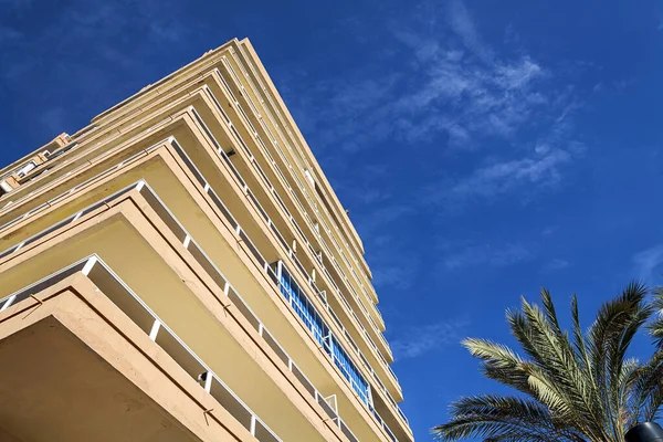 现代建筑外立面塔架在空旷的蓝天背景下从下向外翘起 免版税图库图片