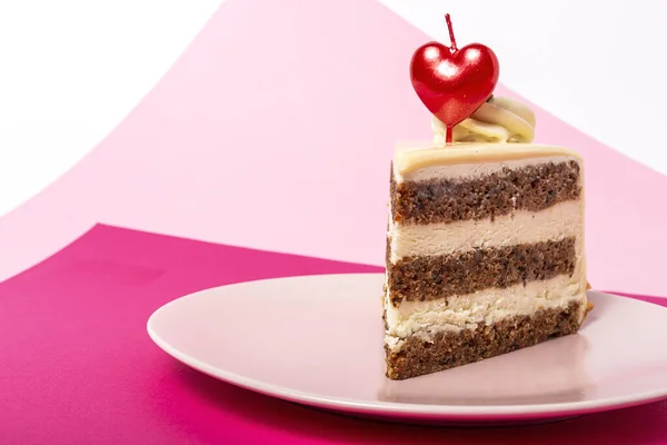 洋红粉红相间的情人节红心蜡烛胡萝卜蛋糕的背景 免版税图库照片
