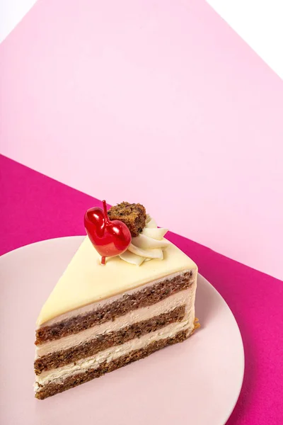 洋红粉红相间的情人节红心蜡烛胡萝卜蛋糕的背景 免版税图库图片