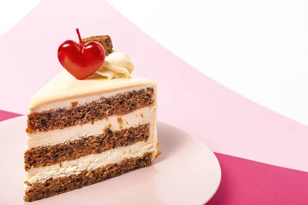 マゼンタとピンクの背景にバレンタインデーのためのハートキャンドルとニンジンケーキの背景 ロイヤリティフリーのストック写真