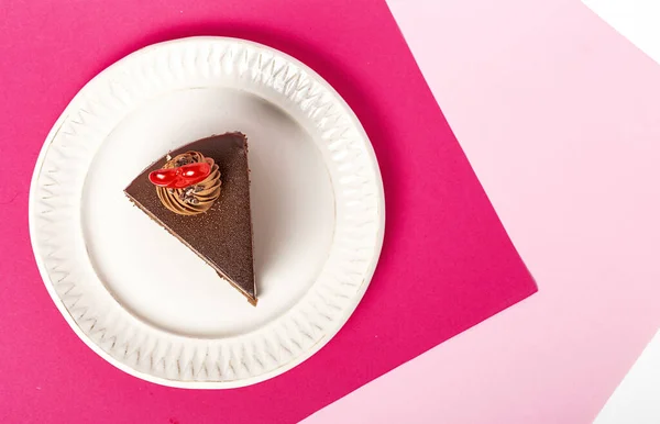 マゼンタとピンクの背景にバレンタインデーのためのハートキャンドルチョコレートケーキの背景 ロイヤリティフリーのストック画像