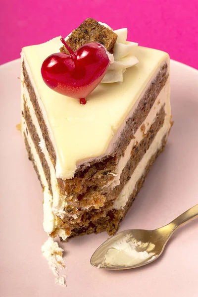 マゼンタとピンクの背景にバレンタインデーのためのハートキャンドルとニンジンケーキの背景 ストック写真