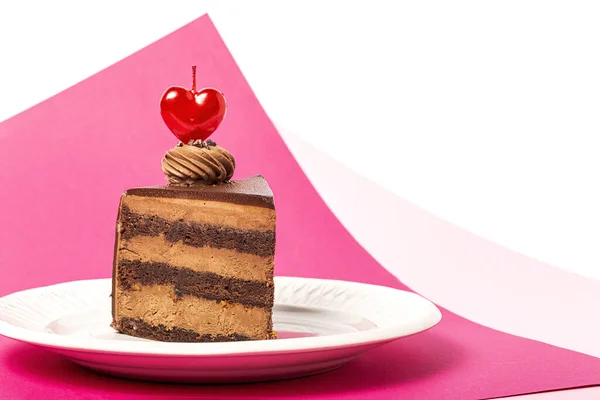 マゼンタとピンクの背景にバレンタインデーのためのハートキャンドルチョコレートケーキの背景 ロイヤリティフリーのストック写真