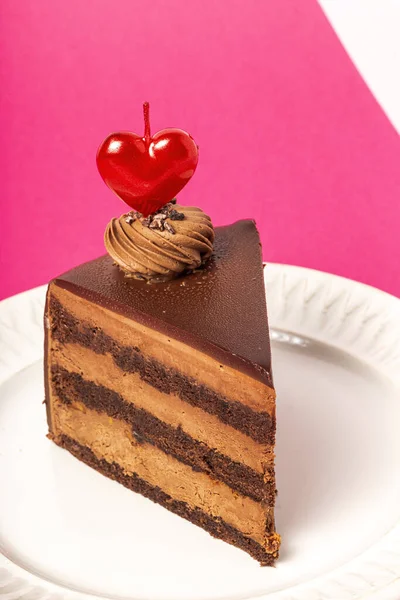 マゼンタとピンクの背景にバレンタインデーのためのハートキャンドルチョコレートケーキの背景 ストック画像