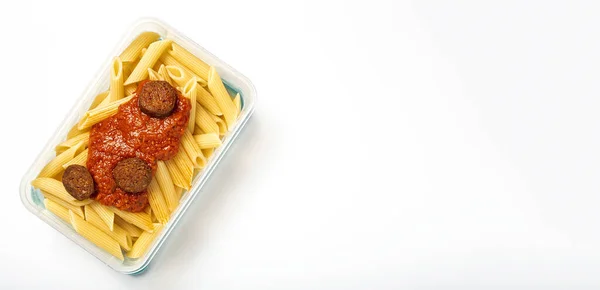 トマトソースとマカロニ チョリソと白い背景を奪うために食べる準備ができてプラスチック容器にチーズ ロイヤリティフリーのストック画像