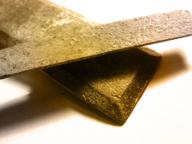 İki iyi bakımsız ve paslı odun keskisi.