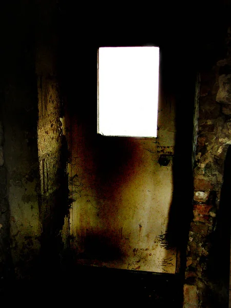 Zniszczony Opuszczony Domek Frontowe Drzwi Tafli Szkła Kopiowania Miejsca — Zdjęcie stockowe