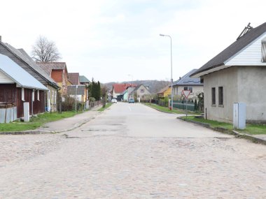 Küçük bir köyde sessiz bir cadde