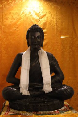 Huzurlu bir Buda heykeli meditasyon pozisyonunda