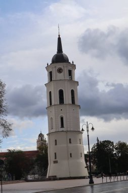 İkonik Vilnius Katedral Çan Kulesi dramatik bir gökyüzüne karşı