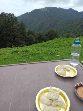 Momolar ve su şişesiyle manzaralı bir dağ manzarası.