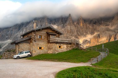Gizli Dolomitler Mücevheri, Baita Segantini ve manzara.