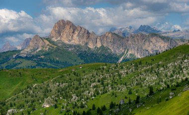 Giau Geçidi 'ndeki güzel dağ sıraları, Dolomitler İtalya