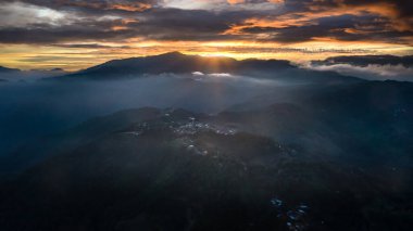 Gün batımında dağın tepesinde güzel bir hava