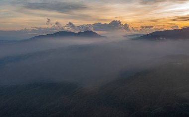 Gün batımında dağın tepesinde güzel bir hava
