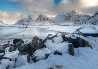 Kışın Lofoten 'ın sihirli manzarası. Seyahat edip Norveç 'i ziyaret edin