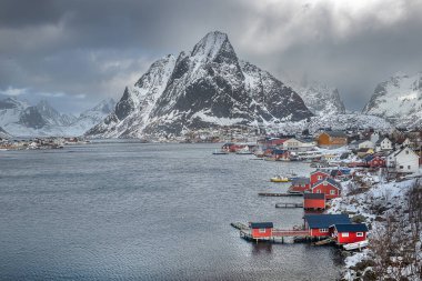 Kışın Lofoten 'ın sihirli manzarası. Seyahat edip Norveç 'i ziyaret edin