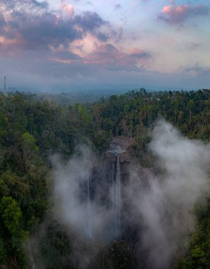 Tumpak Sewu Şelalesi 'nin Semeru Dağı' ndan doğal bir kaynağı var.