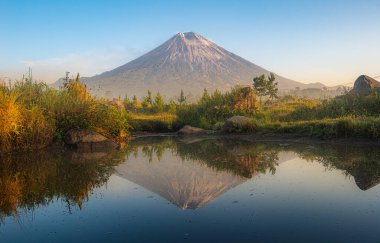 Semeru dağı ve sabah vakti...