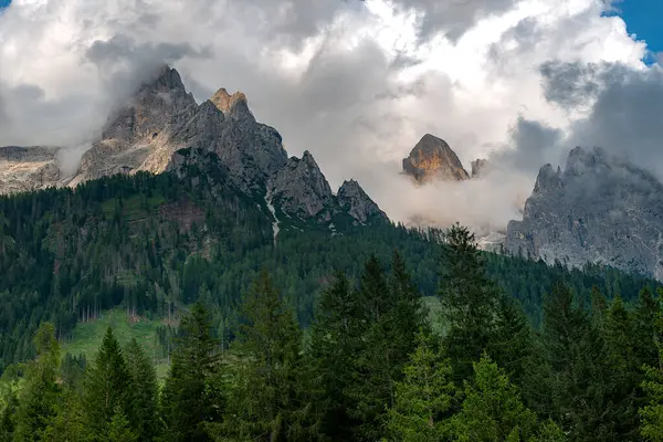 Rolle Pass 'taki güzel dağ, UNESCO Dolomitleri