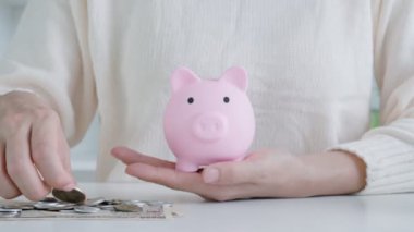 Para biriktir. Tasarruf için kumbaraya para koyuyorum. wealth, Finance, business, invest, Emeklilik, future, muhasebe, plan life, economize, bankacılık, family, health.