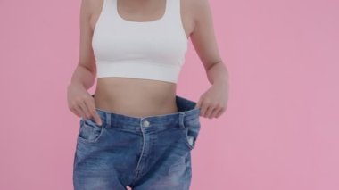 Diyet ve diyet. Güzel, ince kadın vücut ölçüsü. Spor elbiseli bir kadın sağlıklı yaşam için kilo verme hedefine, zayıflığa, ince belliye, beslenme uzmanına ulaşır..