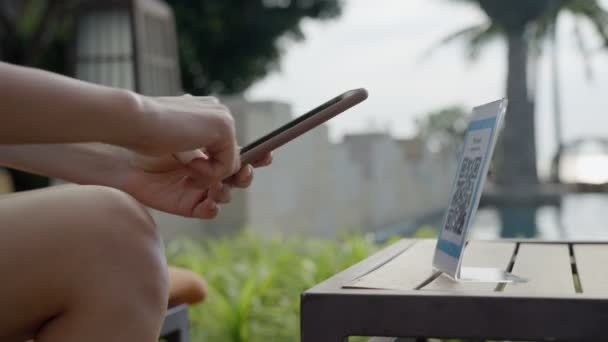 Mujer Utilizar Teléfono Inteligente Para Escanear Código Para Pagar Restaurante — Vídeos de Stock