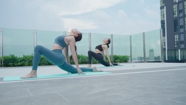 Mujer Delgada Practicando Yoga Balcón Condominio Dos Mujeres Asiáticas Haciendo — Vídeos de Stock