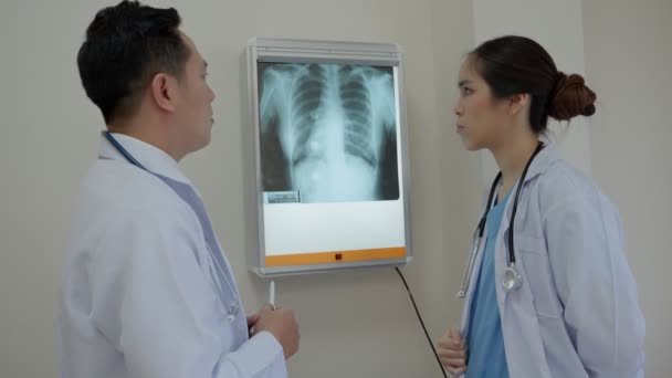 Oberarzt Bringt Einem Neuen Arzt Bei Diese Krankheit Mittels Röntgenfilm — Stockvideo
