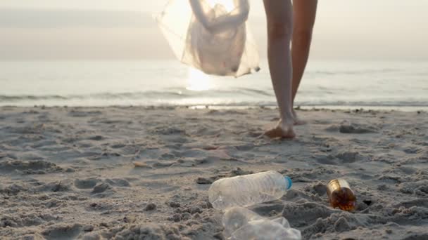 봉사자들 해변에서 쓰레기를 플라스틱 생물에 끼치지 않도록 분해하기 어렵다 스러운 — 비디오