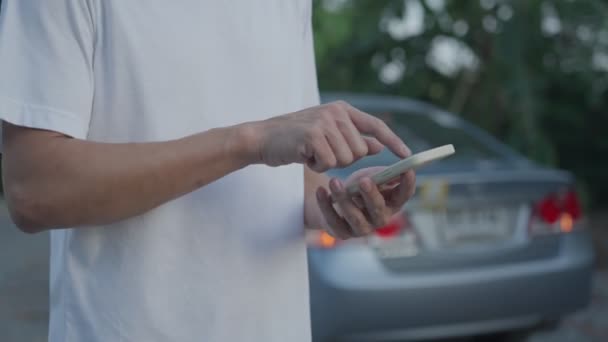 Man Menggunakan Informasi Mobile Asuransi Melalui Sistem Aplikasi Pria Adalah — Stok Video