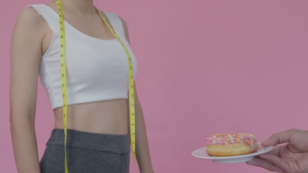 Slanke Vrouwen Weigeren Junkfood Ongezond Voedsel Zoals Donuts Kiezen Voor — Stockvideo