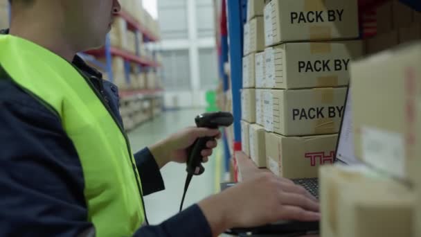 Pracovník Skladu Skenuje Zboží Skladě Kontroluje Skladový Produkt Dopravní Logistická — Stock video