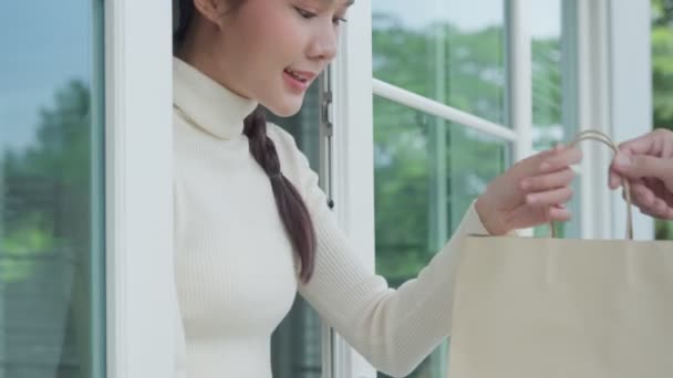 Gelukkig Lachende Aziatische Vrouw Krijgt Eten Van Koerier Voorhuis Bezorger — Stockvideo