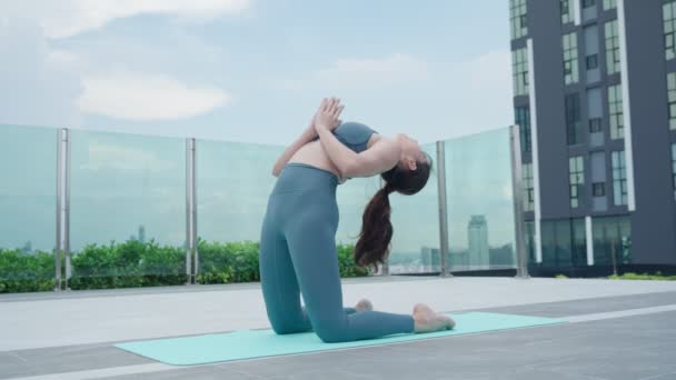 Mujer Delgada Practicando Yoga Balcón Condominio Dos Mujeres Asiáticas Haciendo — Vídeos de Stock