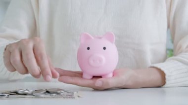 Para biriktir. Tasarruf için kumbaraya para koyuyorum. wealth, Finance, business, invest, Emeklilik, future, muhasebe, plan life, economize, bankacılık, family, health.
