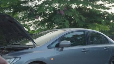 Adam uygulama sistemleri üzerinden mobil bilgi sigortası kullanıyor. Erkekler araba satıcıları ya da acil servisler için sigorta acenteleridir. Sigorta ve hizmet, 24 saat ara, kaza, sorun arabası.
