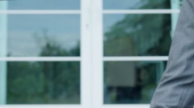 Kira, kiralama ve ev satma. Emlakçı menajeri yeni sahibine gülümsüyor. kira, satış, kredi finans, sigorta, satıcı, dağıtıcı, taksit, satın alma, satma, taşınma