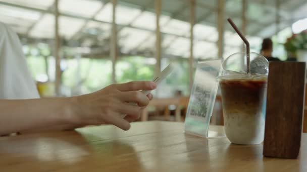 Femeia Folosește Smartphone Pentru Scana Codul Pentru Plăti Restaurantul Cafenelei — Videoclip de stoc