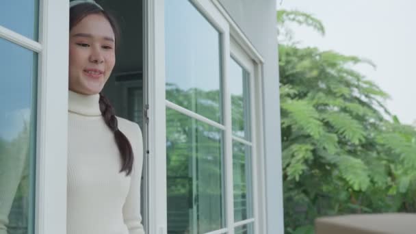 Mutlu Gülümseyen Asyalı Kadın Kurye Evinden Yiyecek Alıyor Teslimatçı Ekspres — Stok video
