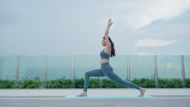 Smal Kvinna Som Utövar Yoga Balkongen Sin Lägenhet Två Asiatiska — Stockvideo